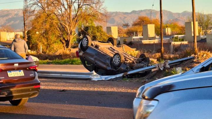 Un espectacular accidente en Maipú terminó con un auto dado vuelta y problemas de tránsito