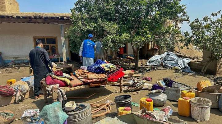 Aumenta a 800 cifra de personas muertas por sismo en Afganistán