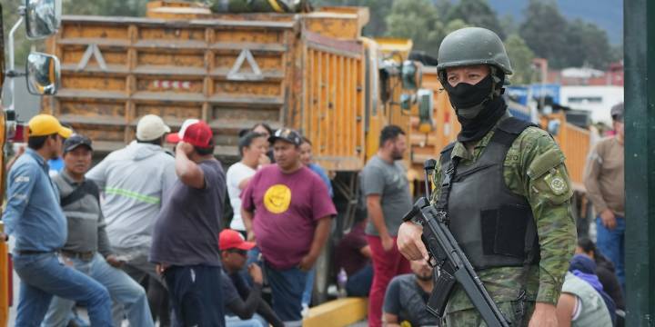 Noboa decretó un toque de queda en cinco provincias de Ecuador tras la ola de protestas por el fin del subsidio al diésel