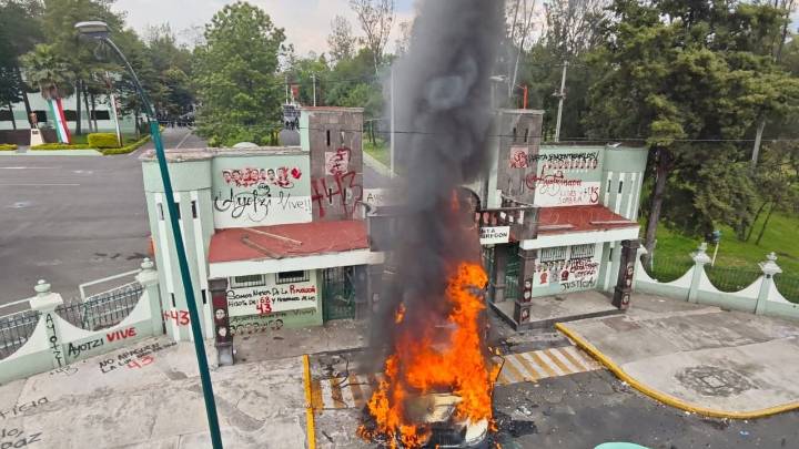Ayotzinapa: normalistas incendian camión frente a Campo Militar de la Sedena