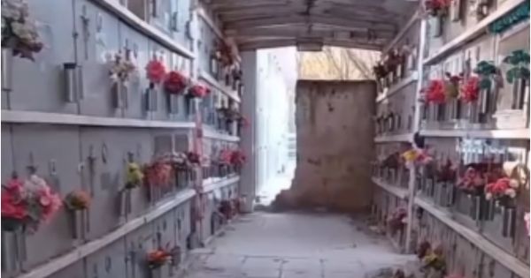 Fue al cementerio y grabó algo espeluznante: quedó congelada del miedo [VIDEO]