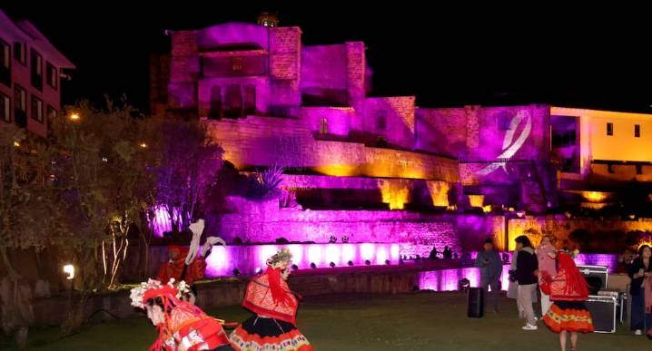 El antiguo templo inca de Qorikancha se ilumina de rosa por esta noble razón