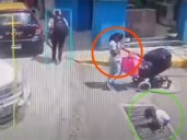 Camioneta atropella a niño mientras la mamá revisa su celular