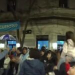 Militantes se reúnen frente a la casa de...