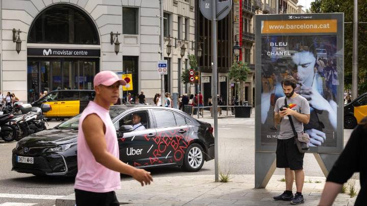 Los VTC que trabajan con apps contratacan para frenar su extinción en las calles de Barcelona