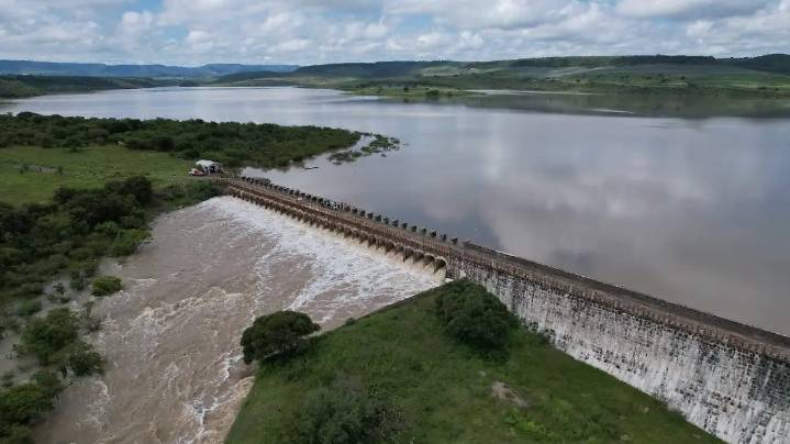 Protección Civil de Purísima del Rincón desfoga presa para evitar desbordamiento