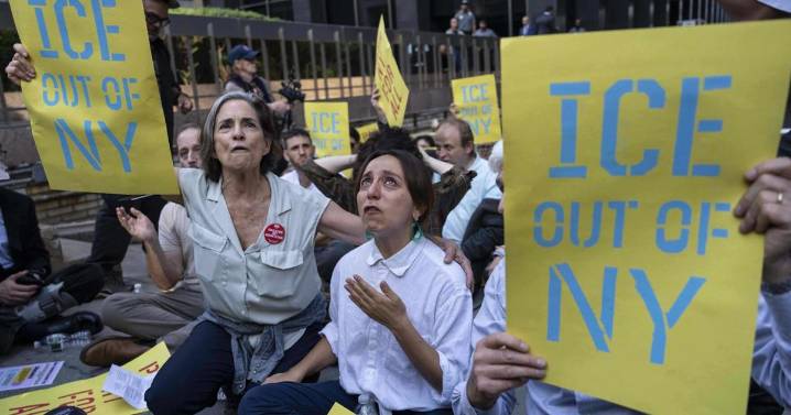 Funcionarios electos entre decenas de arrestados en protesta en cárcel para inmigrantes de Manhattan