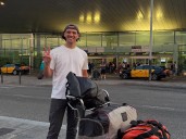 Conocido influencer español recorrerá toda América en un auto de 1998 y revela el principal desafío que tendrá al recorrer Chile
