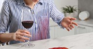 Cómo sacar manchas de vino tinto de la ropa sin arruinarla