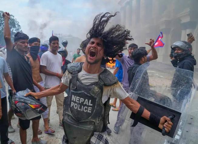 ¿Qué hay detrás de las violentas protestas en Nepal, que provocaron la dimisión del primer ministro?