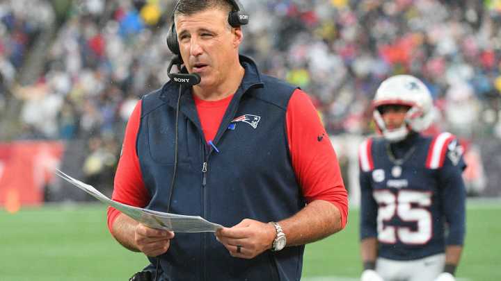 Patriots fans boo coach Mike Vrabel in season