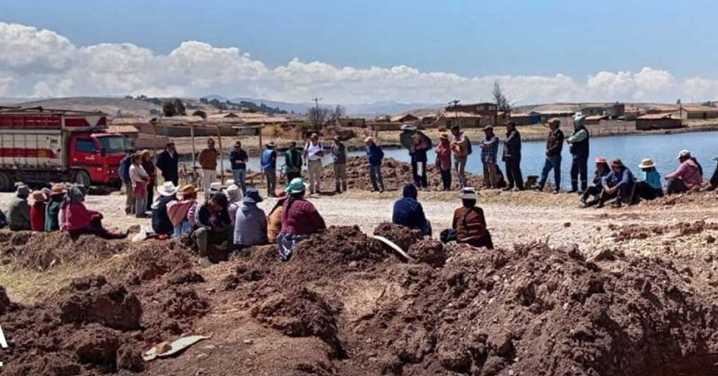Comuneros bloquean ruta Jauja-Tarma en protesta contra obras en laguna Tragadero
