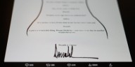 Nota de Trump a Epstein, que niega haber firmado, es publicada por el Congreso