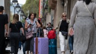 ¿Ha triunfado la turismofobia? El 'Mirror' dice que los turistas han abandonado ciudades como Barcelona