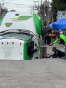 Iztapalapa: Camión repartidor cae en socavón, no hay lesionados
