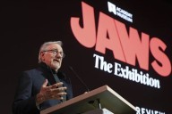Inaugura Spielberg expo de 'Tiburón' en Museo de la Academia