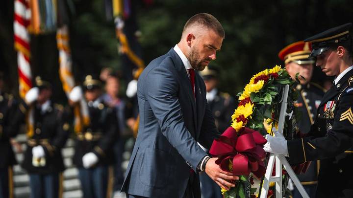 'It's an honor': Zach Ertz participates in wreath laying ceremony at Arlington's Tomb of Unknown Soldier