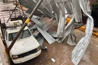 Vientos y lluvia destrozan techos en casas de Villaflores