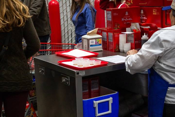 Por qué no deberías enviar a tus hijos a tomar muestras gratis en Costco