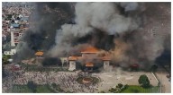 Manifestantes incendian vivienda del ex primer ministro de Nepal; su esposa muere quemada
