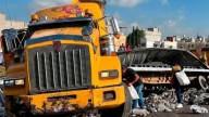 Se vuelca camión de cerveza en la México-Pirámides y desata rapiña