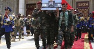 Yemeníes despiden a primer ministro hutí asesinado; el grupo rebelde ataca barco en el Mar Rojo