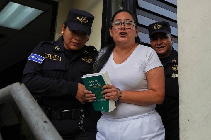 El Supremo de El Salvador reconoce el uso del régimen de excepción contra críticos de Bukele, según la CIDH