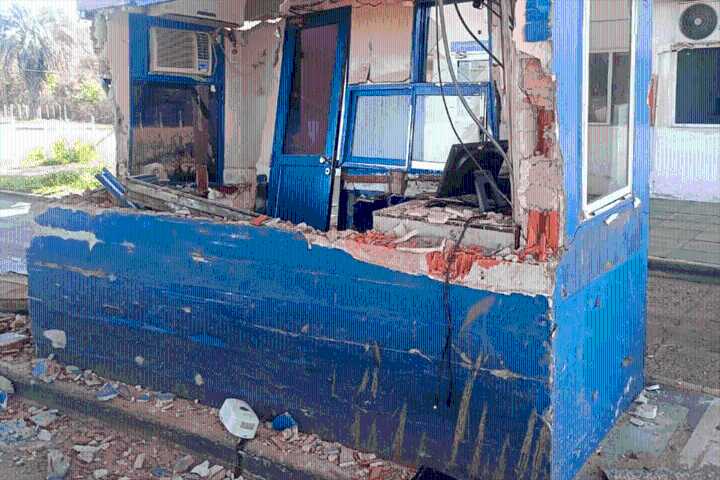 Camión impactó y destruyó la cabina de uno de los peajes sobre la autovía Artigas
