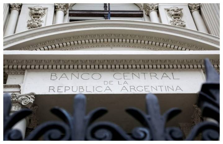 El Gobierno amplía una Letra del Tesoro vinculada al dólar y acuerda conversión de deuda con el BCRA