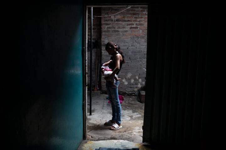 La natalidad en Colombia cae a mínimos de 10 años, mientras se contiene la maternidad adolescente