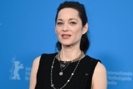 Marion Cotillard con el pelo a Dakota Johnson