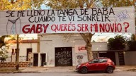 La insólita frase del pasacalle viral que inicio un noviazgo en La Plata