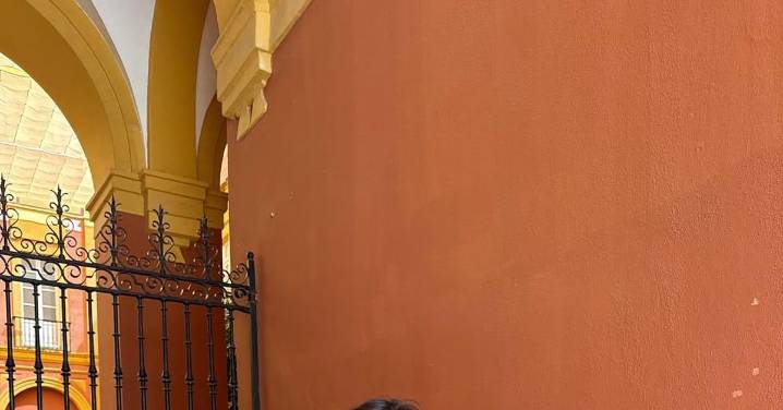 El vestido animal print de Mango que ajusta la cintura y las más estilosas llevan con botas altas y bomber
