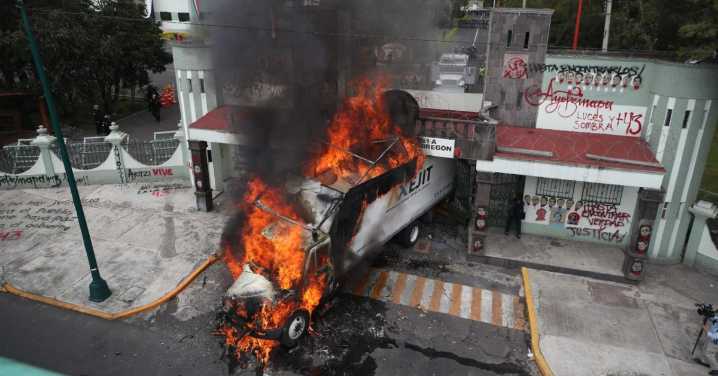 México: Manifestantes atacaron un cuartel general por la desaparición de 43 estudiantes en 2014