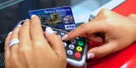 Supermercado, juegos online y un pasaje a España: los gastos de la maestra jardinera buscada por una estafa millonaria