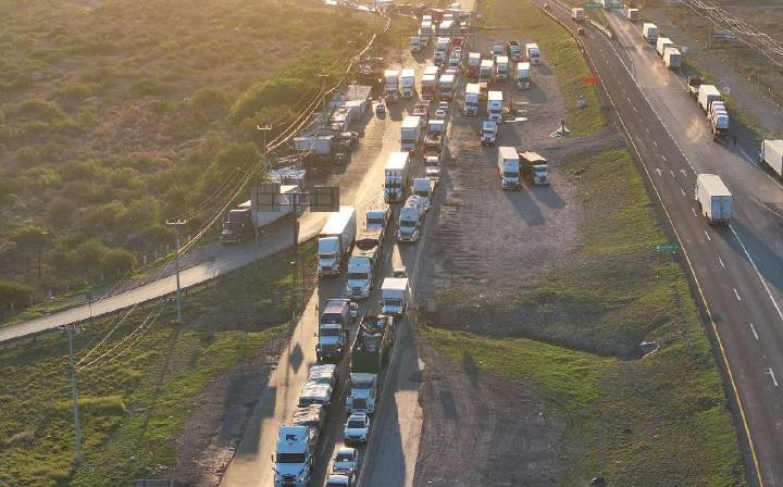 Colapsa tramo de la carretera Monterrey-Saltillo por accidente de tráiler en Santa Catarina