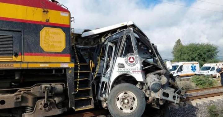 Estrepitoso choque de locomotora contra camión de pasajeros deja cinco muertos en Guanajuato