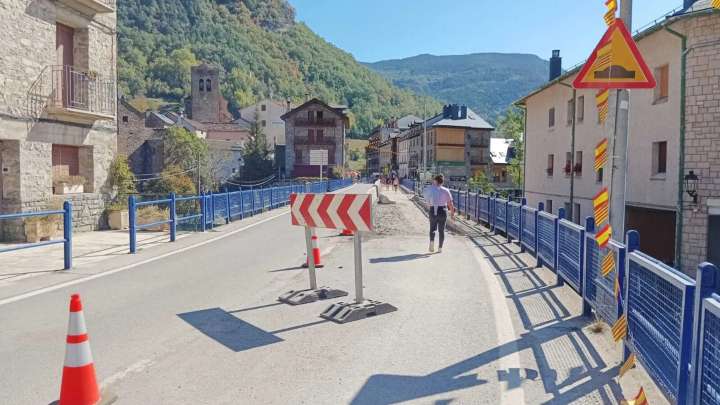 Cerrada esta noche la carretera N-260A en Broto por obras en el puente sobre el río Ara
