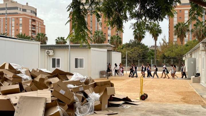 Visita" turística" a los barracones en el estreno del curso escolar en Alicante