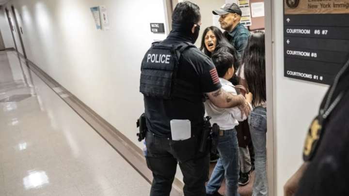 Suspenden e Investigan a Oficial de ICE que Agredió a Mujer Ecuatoriana en Tribunal de Manhattan