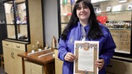 La canguesa Yanela Martínez realiza un voluntariado más que "emotivo" en la tienda del santuario del Acebo