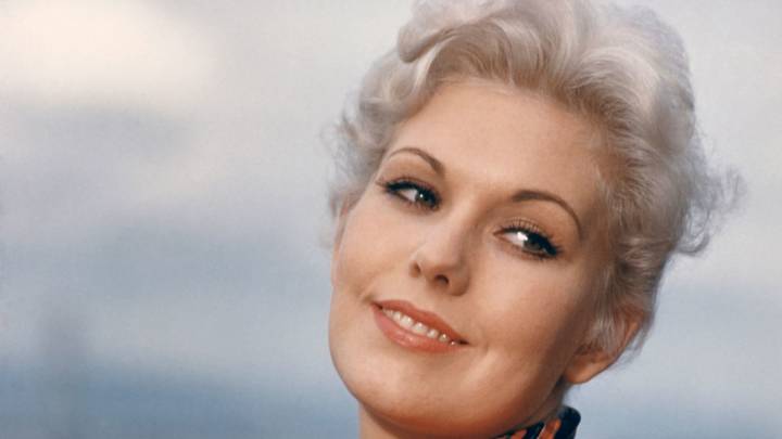 Golden Age Hollywood actress unveils glamorous transformation