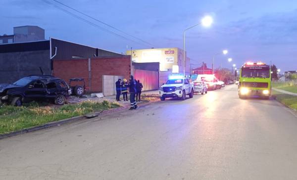 Perdió el control del vehículo y chocó contra un paredón
