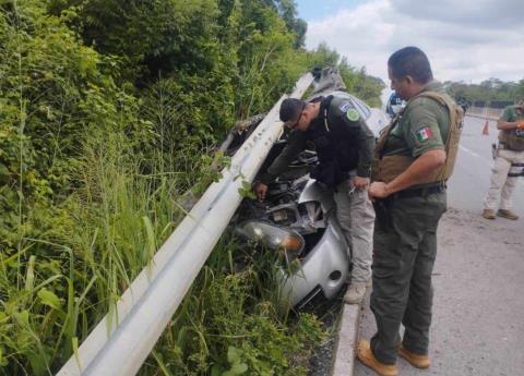 Vehículo chocó contra guarnición
