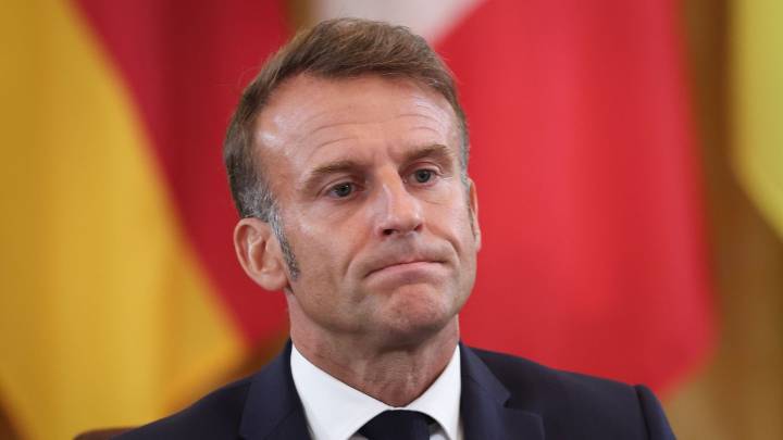 Macron, más debilitado tras caer su cuarto gobierno en un año