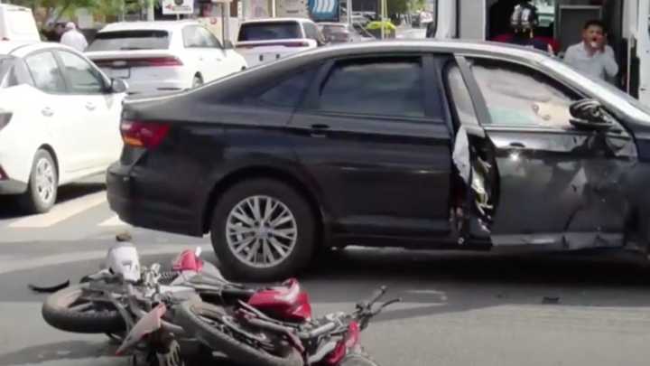 Motociclista a Exceso de Velocidad Choca Contra Auto en San Pedro, Nuevo León; Hay 3 Heridos