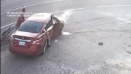 Hombre esquiva un coche que salió volando