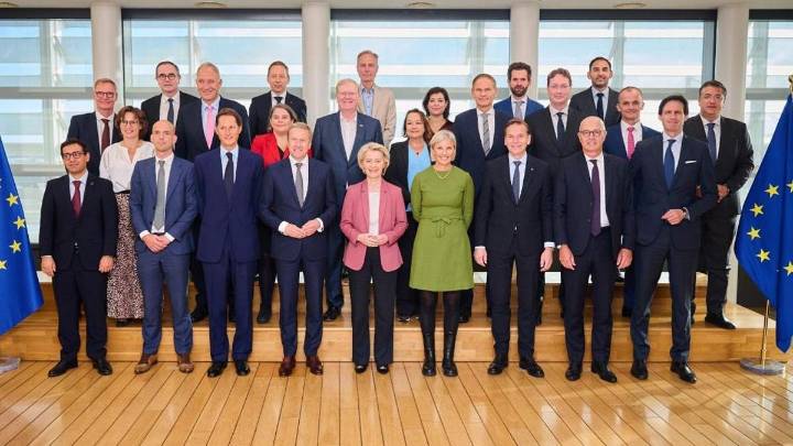 La Comisión Europea y los fabricantes de automóviles allanan el camino para modificar la prohibición de vender vehículos de combustión en 2035