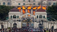 Incendian casas de la élite política y el Parlamento nepalí: Ex primera dama murió quemada