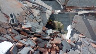 Derrumbe en una empresa de bolsas en Lomas del Picacho deja a dos trabajadores atrapados entre los escombros